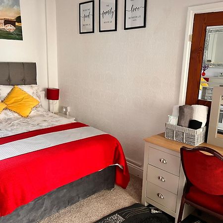 Victoria House - Self Catering Quiet Guesthouse - Adult Singles And Couples Only Blackpool Eksteriør billede