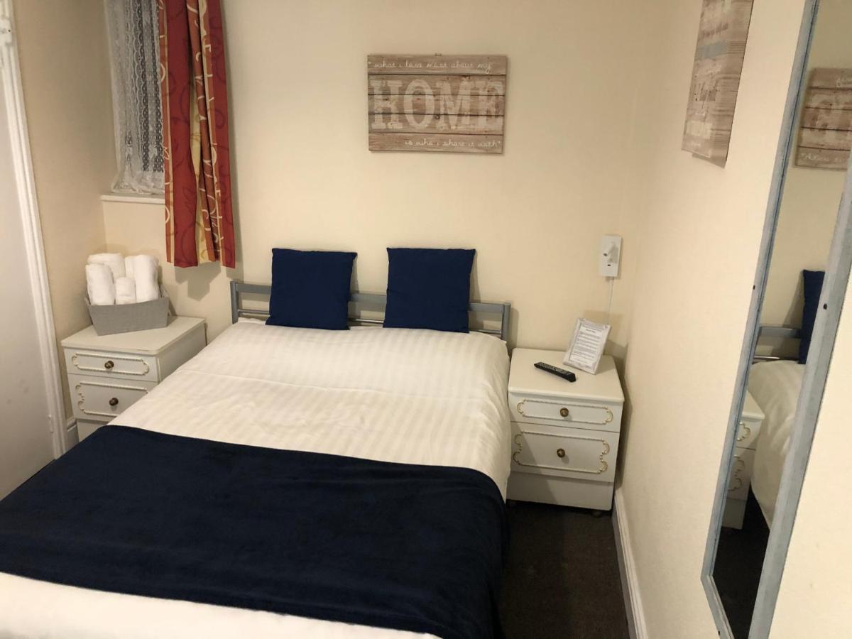 Victoria House - Self Catering Quiet Guesthouse - Adult Singles And Couples Only Blackpool Eksteriør billede