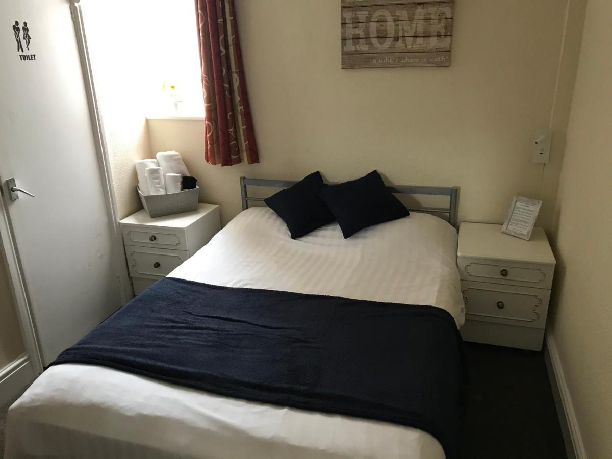 Victoria House - Self Catering Quiet Guesthouse - Adult Singles And Couples Only Blackpool Eksteriør billede