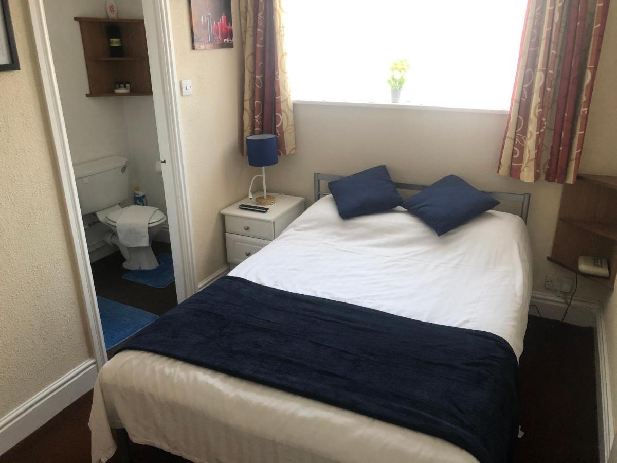 Victoria House - Self Catering Quiet Guesthouse - Adult Singles And Couples Only Blackpool Eksteriør billede