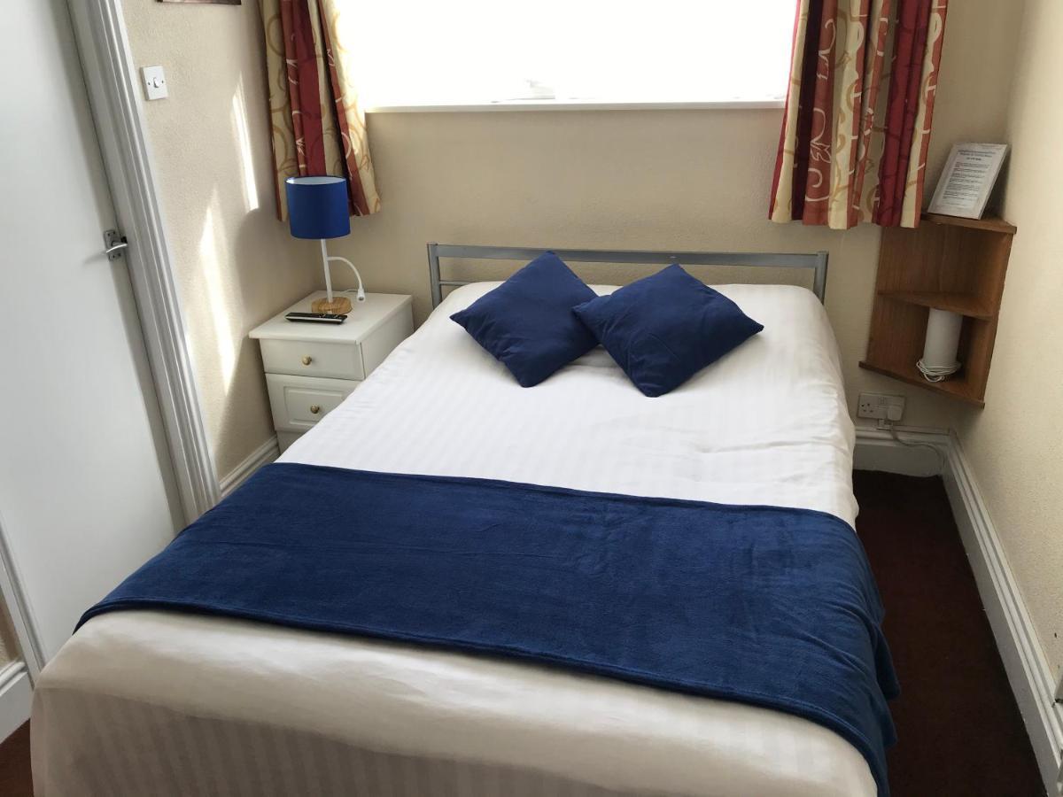 Victoria House - Self Catering Quiet Guesthouse - Adult Singles And Couples Only Blackpool Eksteriør billede