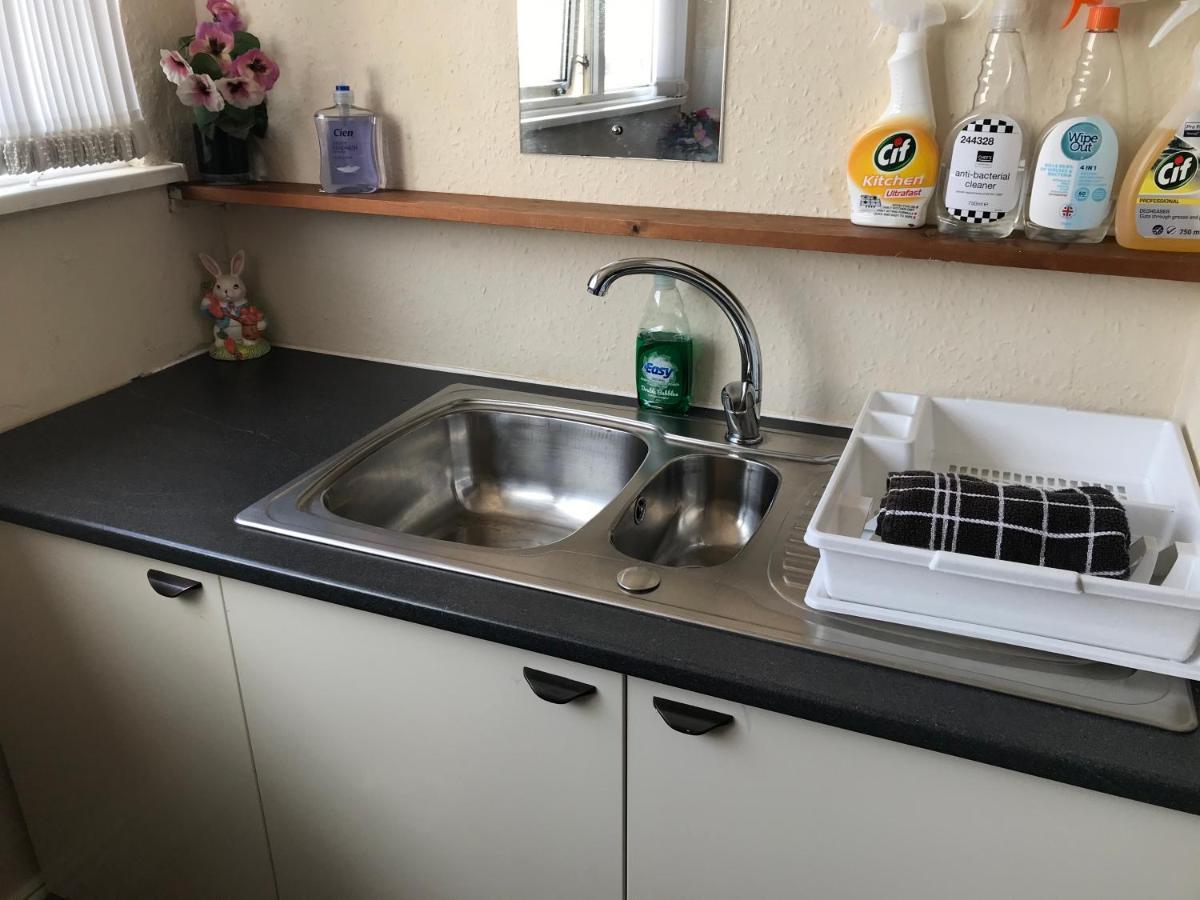 Victoria House - Self Catering Quiet Guesthouse - Adult Singles And Couples Only Blackpool Eksteriør billede
