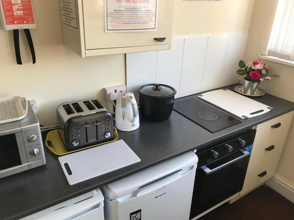 Victoria House - Self Catering Quiet Guesthouse - Adult Singles And Couples Only Blackpool Eksteriør billede