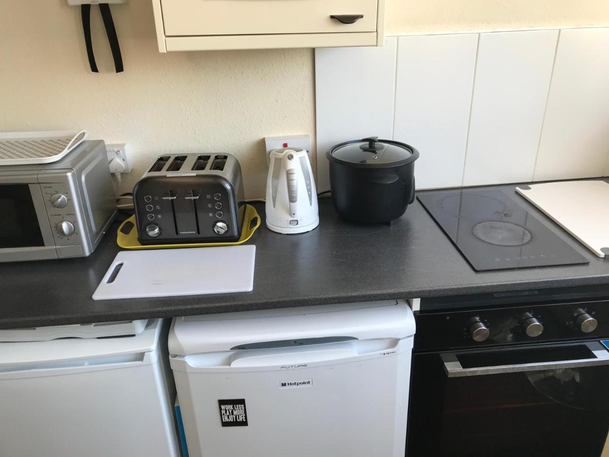 Victoria House - Self Catering Quiet Guesthouse - Adult Singles And Couples Only Blackpool Eksteriør billede