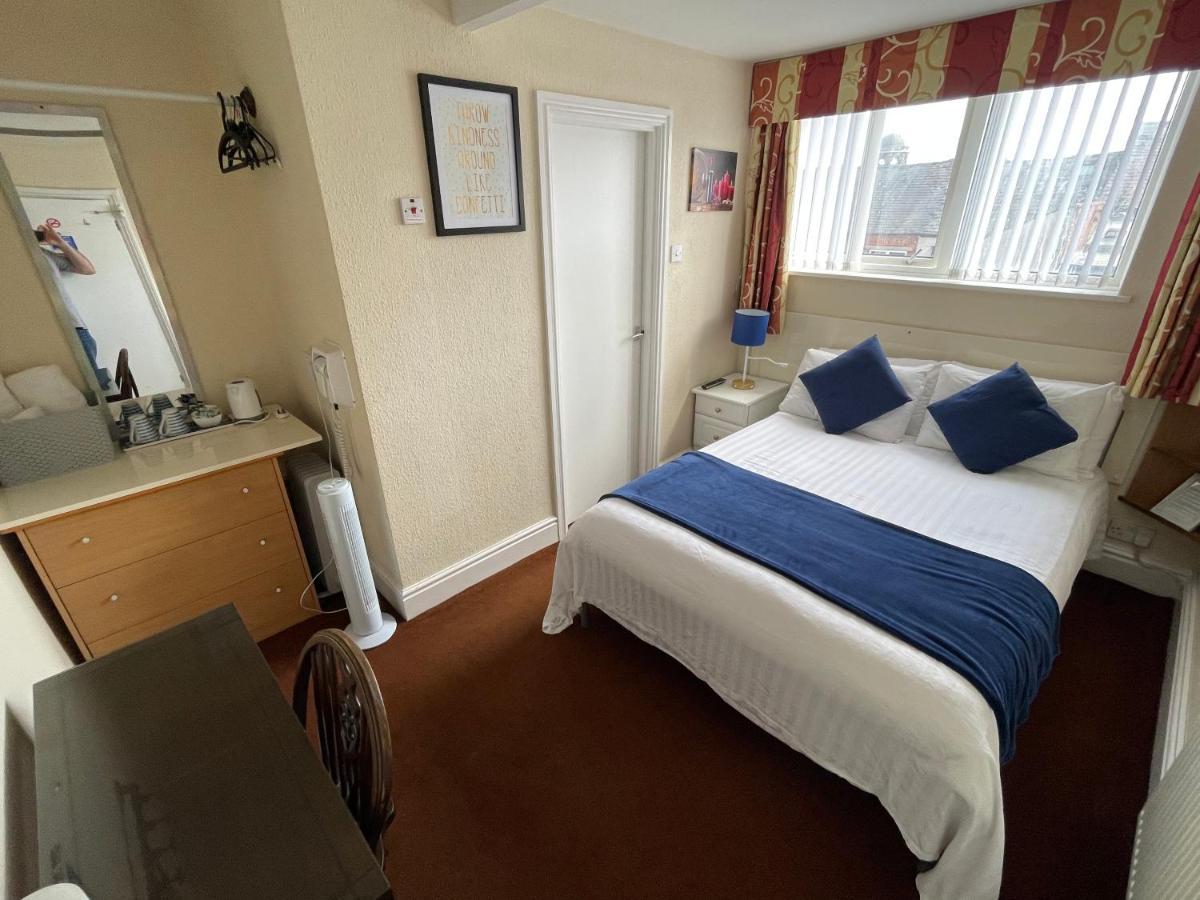 Victoria House - Self Catering Quiet Guesthouse - Adult Singles And Couples Only Blackpool Eksteriør billede