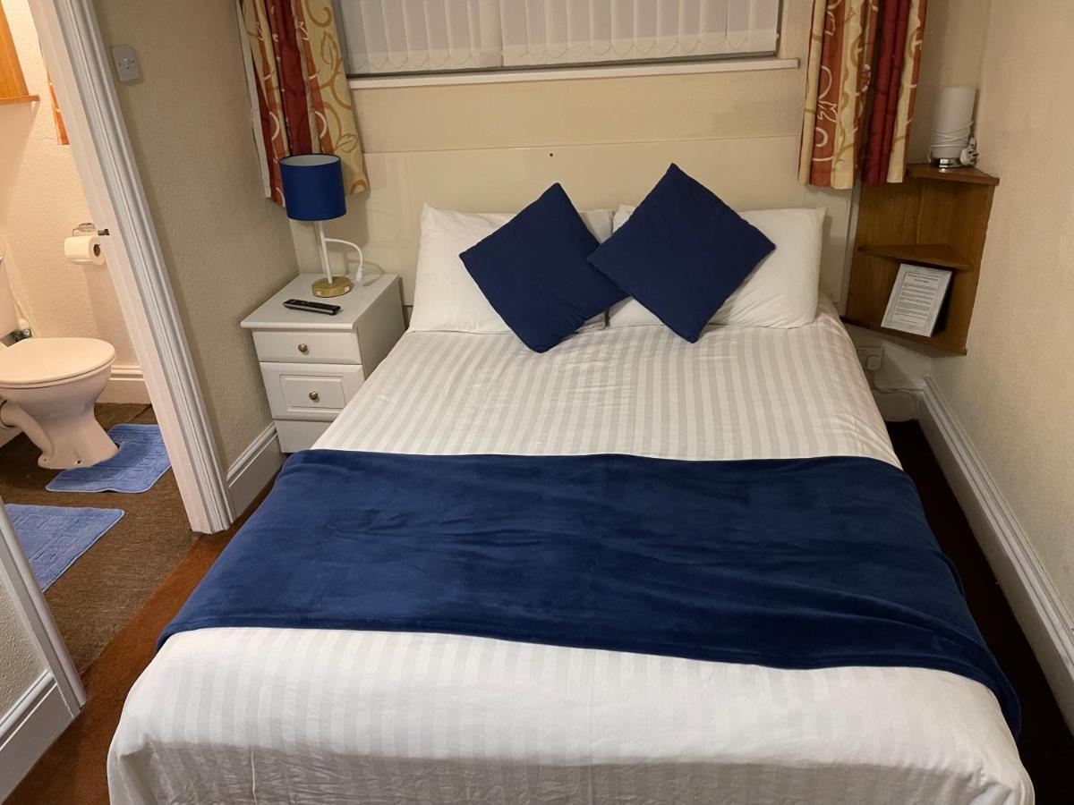 Victoria House - Self Catering Quiet Guesthouse - Adult Singles And Couples Only Blackpool Eksteriør billede