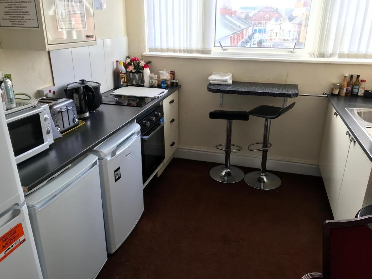 Victoria House - Self Catering Quiet Guesthouse - Adult Singles And Couples Only Blackpool Eksteriør billede