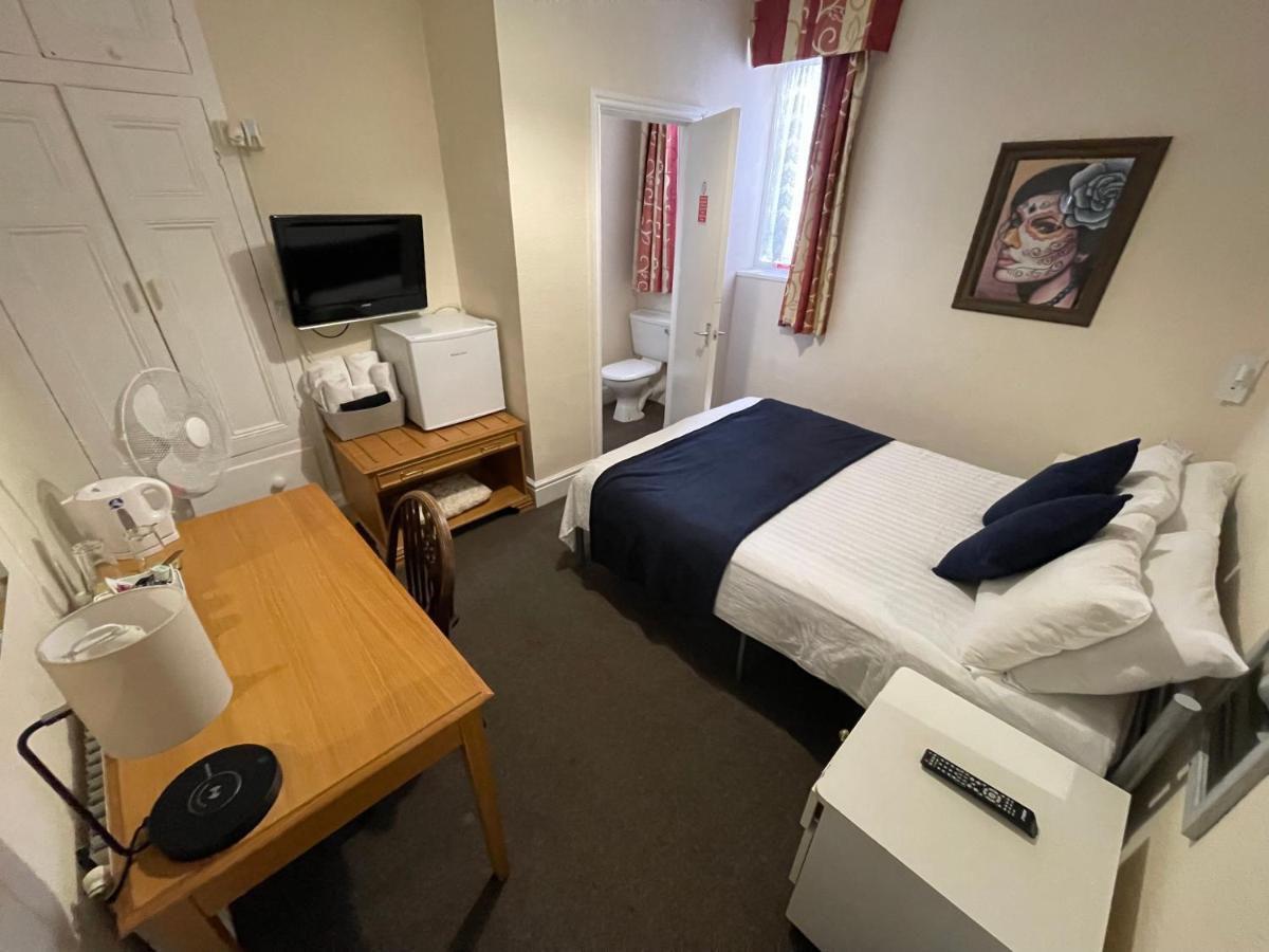 Victoria House - Self Catering Quiet Guesthouse - Adult Singles And Couples Only Blackpool Eksteriør billede
