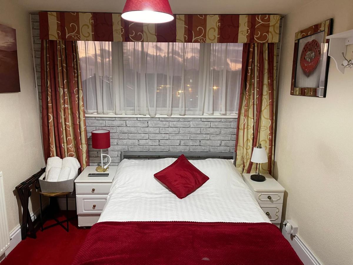 Victoria House - Self Catering Quiet Guesthouse - Adult Singles And Couples Only Blackpool Eksteriør billede