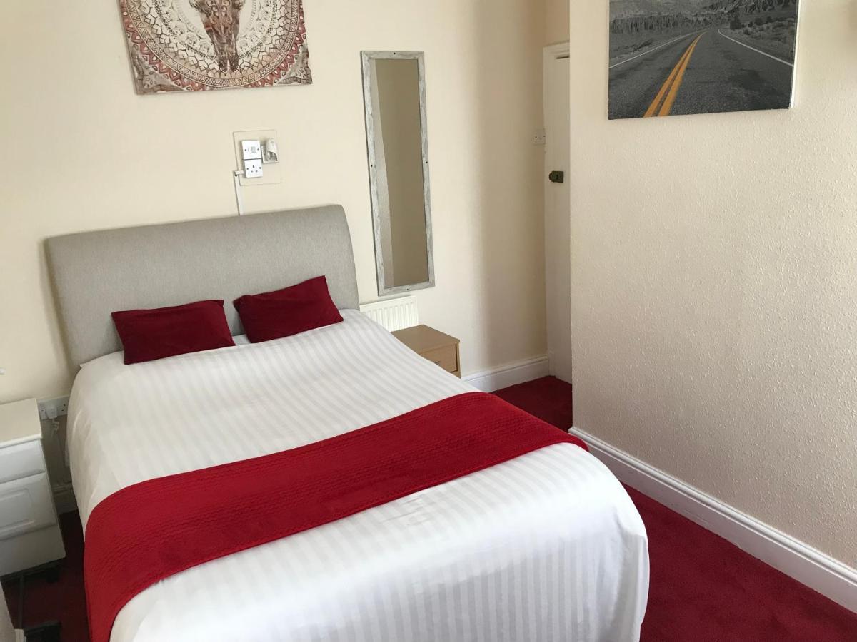 Victoria House - Self Catering Quiet Guesthouse - Adult Singles And Couples Only Blackpool Eksteriør billede