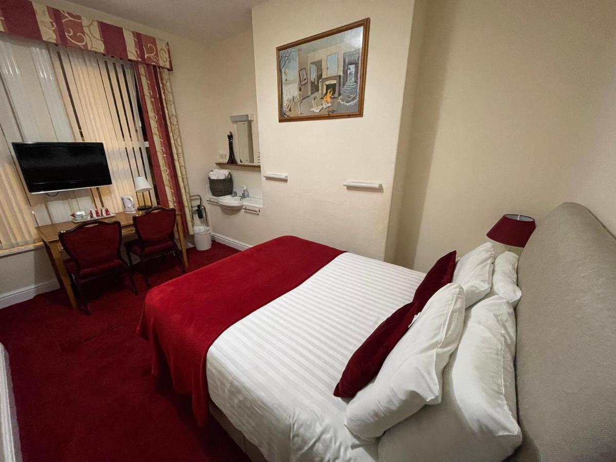 Victoria House - Self Catering Quiet Guesthouse - Adult Singles And Couples Only Blackpool Eksteriør billede