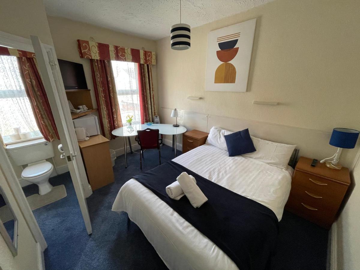 Victoria House - Self Catering Quiet Guesthouse - Adult Singles And Couples Only Blackpool Eksteriør billede