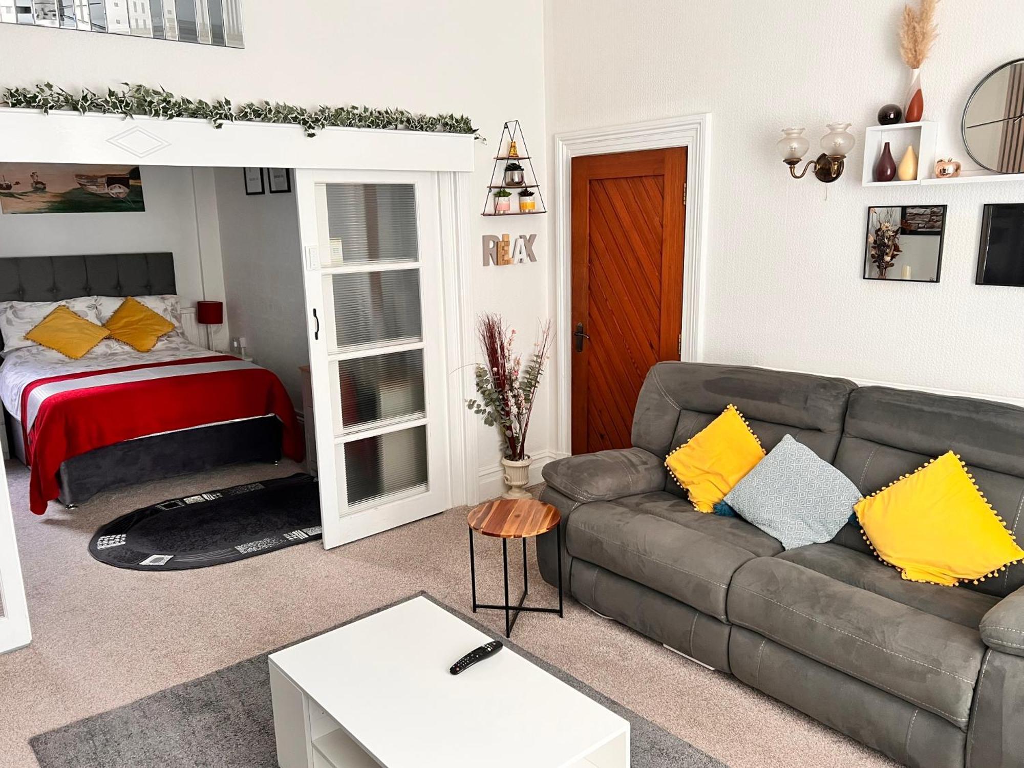 Victoria House - Self Catering Quiet Guesthouse - Adult Singles And Couples Only Blackpool Eksteriør billede