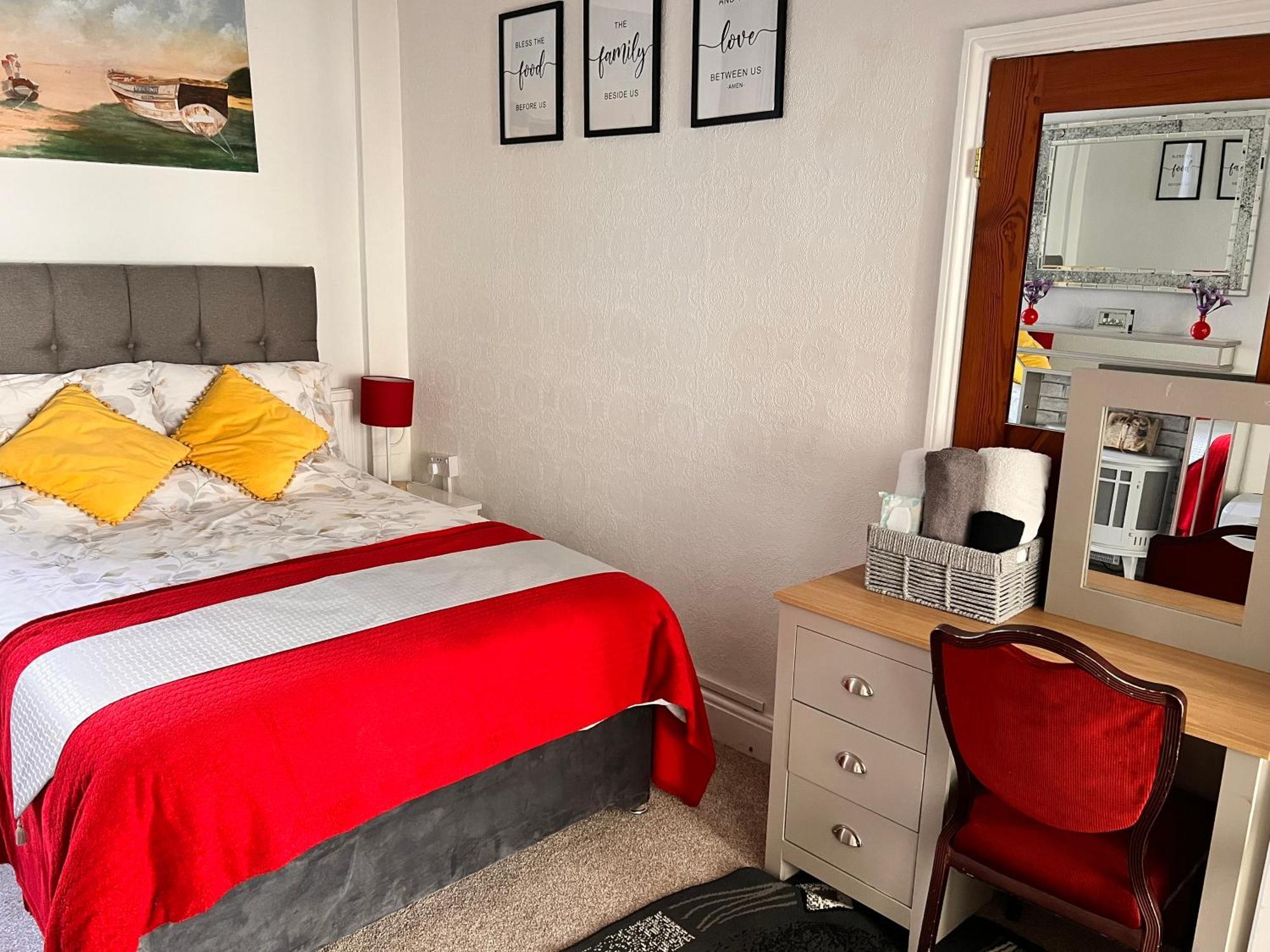 Victoria House - Self Catering Quiet Guesthouse - Adult Singles And Couples Only Blackpool Eksteriør billede