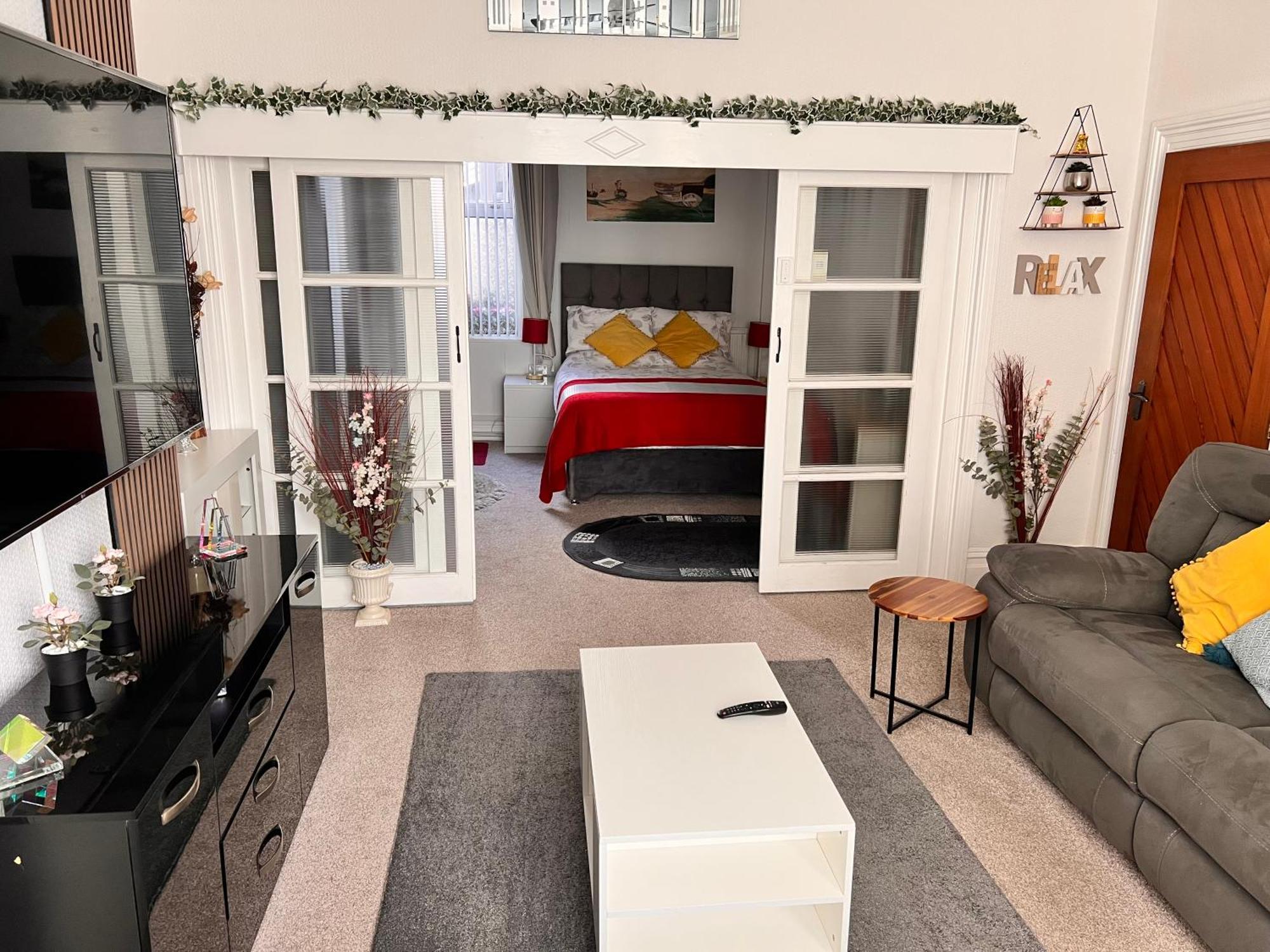 Victoria House - Self Catering Quiet Guesthouse - Adult Singles And Couples Only Blackpool Eksteriør billede