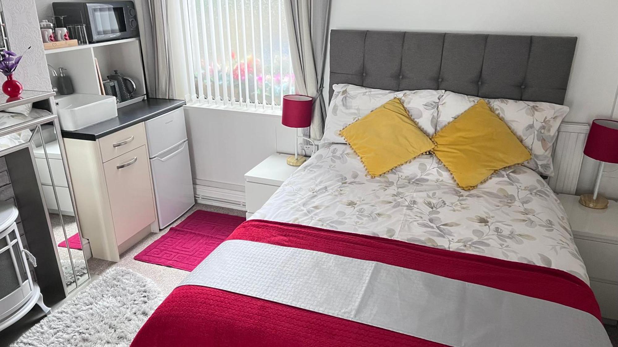 Victoria House - Self Catering Quiet Guesthouse - Adult Singles And Couples Only Blackpool Eksteriør billede