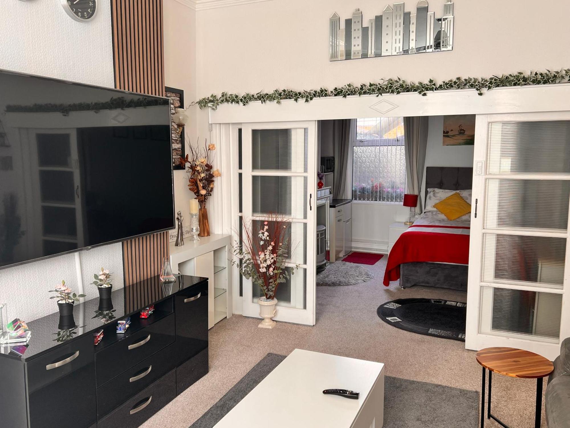 Victoria House - Self Catering Quiet Guesthouse - Adult Singles And Couples Only Blackpool Eksteriør billede