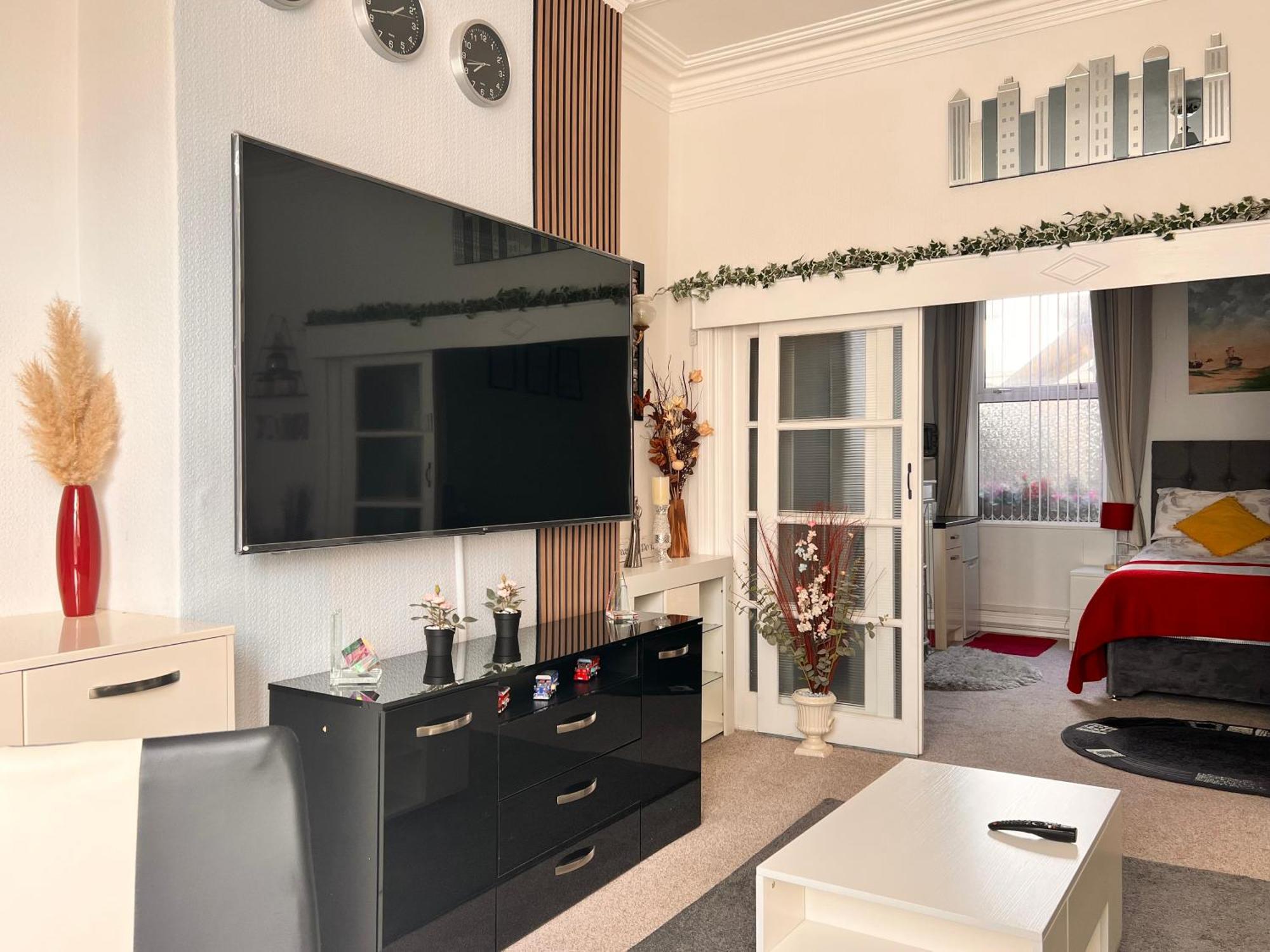 Victoria House - Self Catering Quiet Guesthouse - Adult Singles And Couples Only Blackpool Eksteriør billede