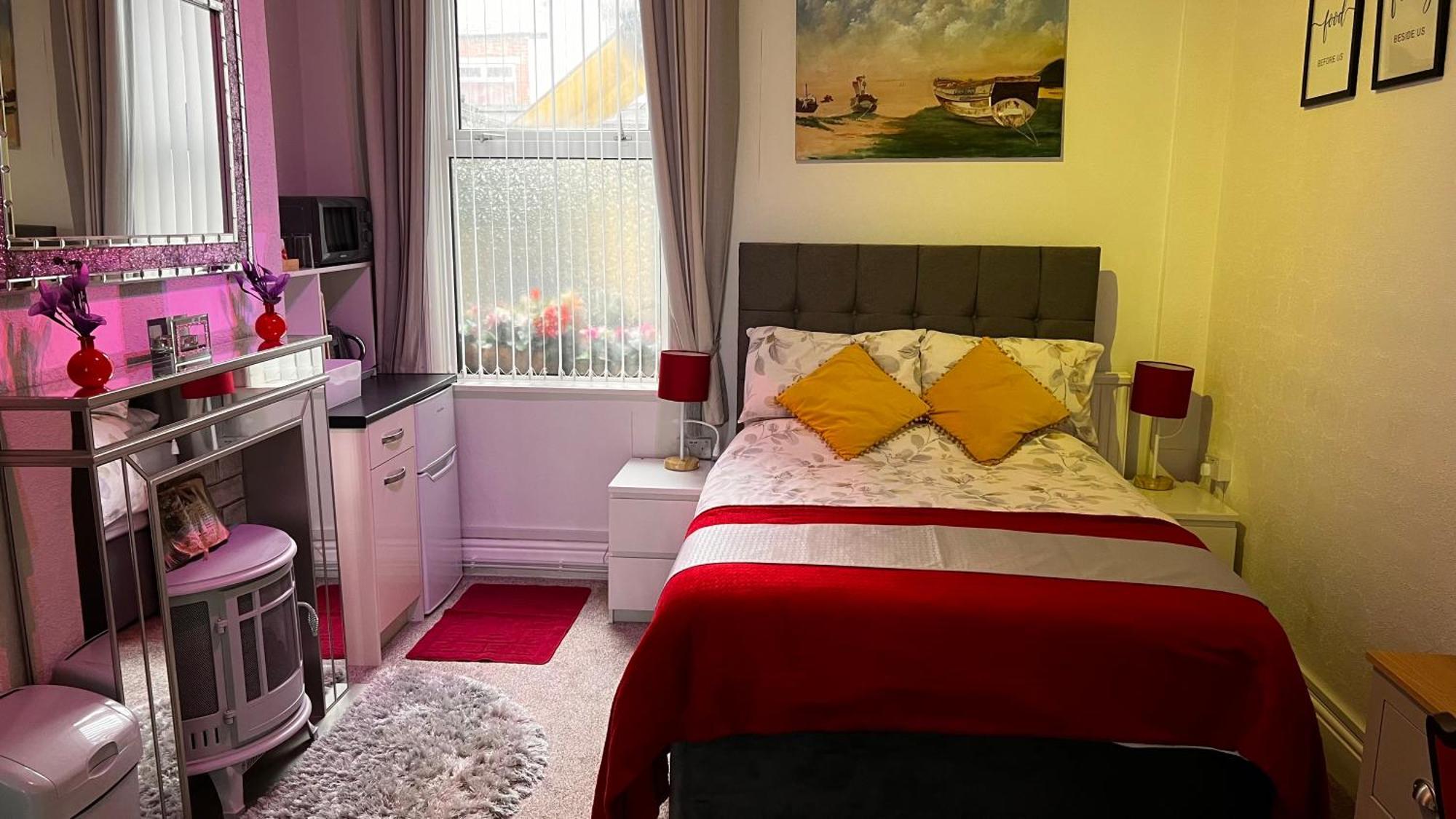 Victoria House - Self Catering Quiet Guesthouse - Adult Singles And Couples Only Blackpool Eksteriør billede