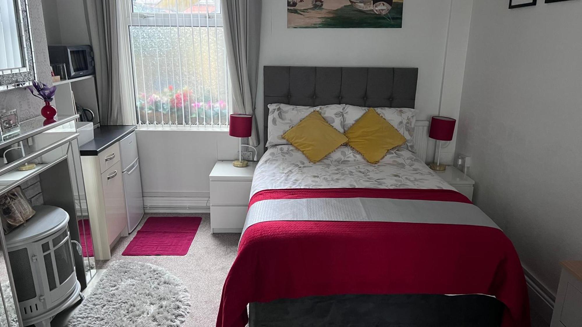 Victoria House - Self Catering Quiet Guesthouse - Adult Singles And Couples Only Blackpool Eksteriør billede