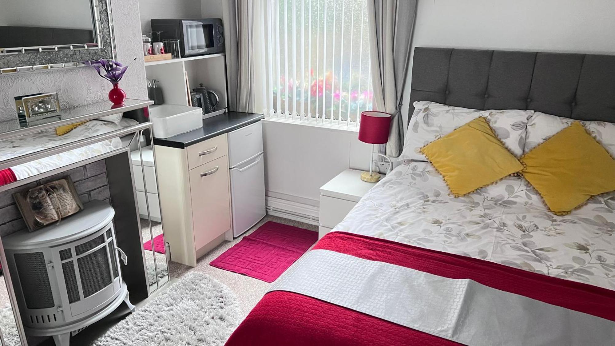 Victoria House - Self Catering Quiet Guesthouse - Adult Singles And Couples Only Blackpool Eksteriør billede