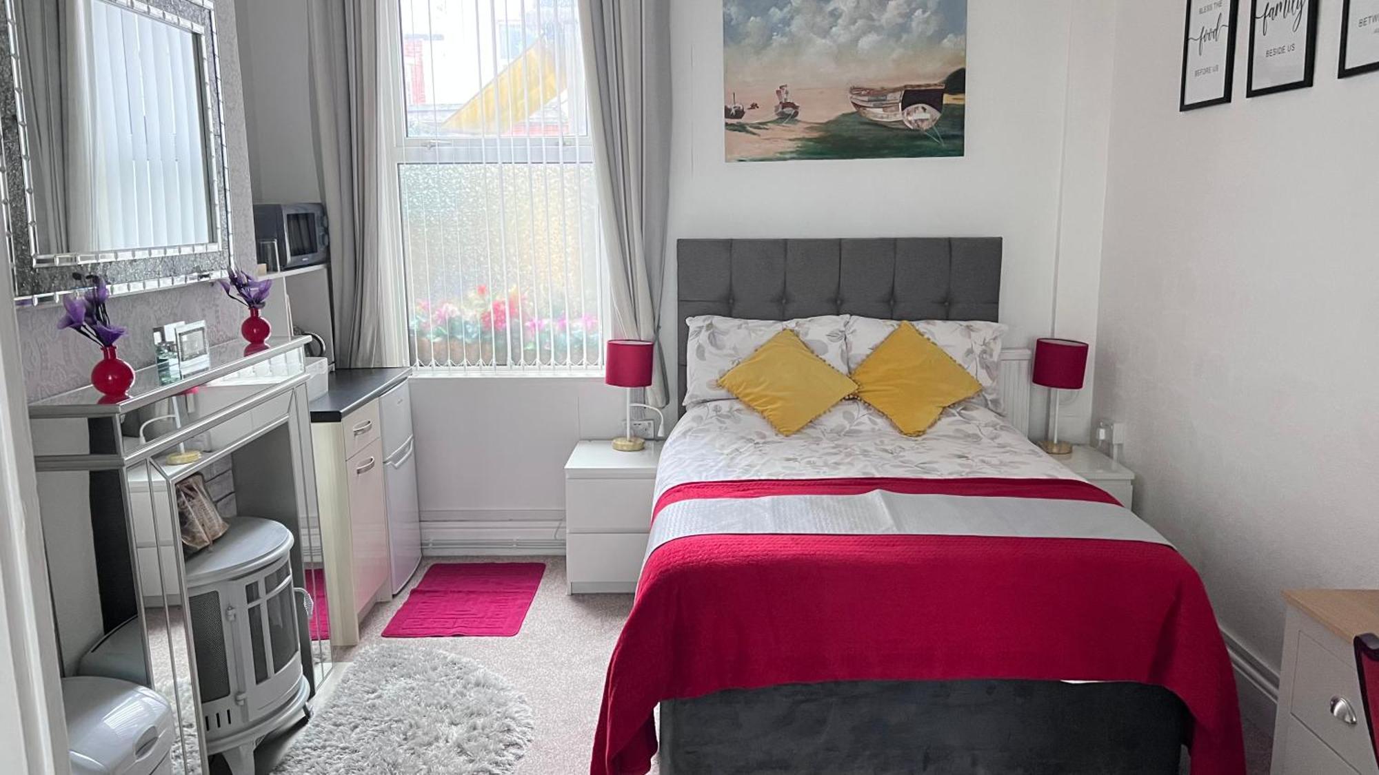 Victoria House - Self Catering Quiet Guesthouse - Adult Singles And Couples Only Blackpool Eksteriør billede