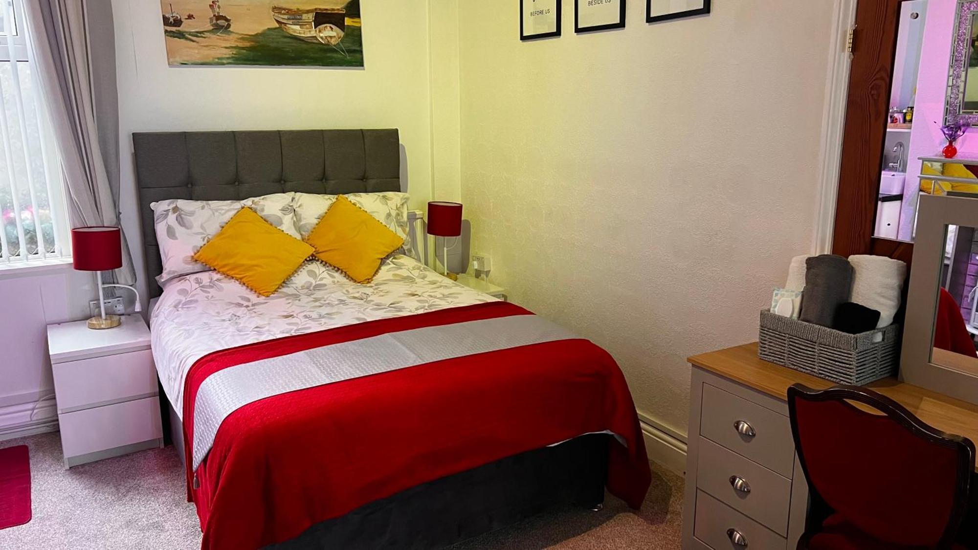 Victoria House - Self Catering Quiet Guesthouse - Adult Singles And Couples Only Blackpool Eksteriør billede