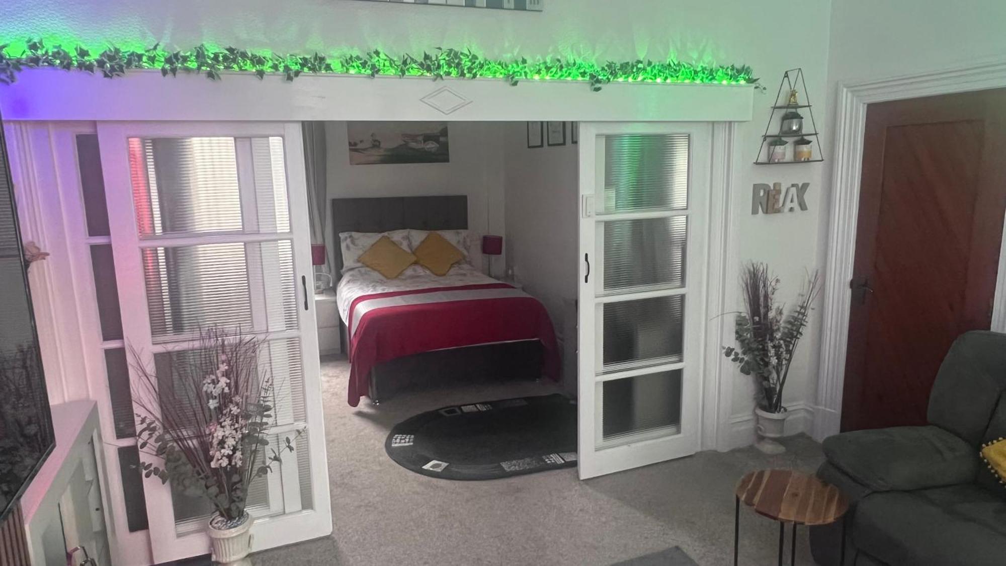 Victoria House - Self Catering Quiet Guesthouse - Adult Singles And Couples Only Blackpool Eksteriør billede