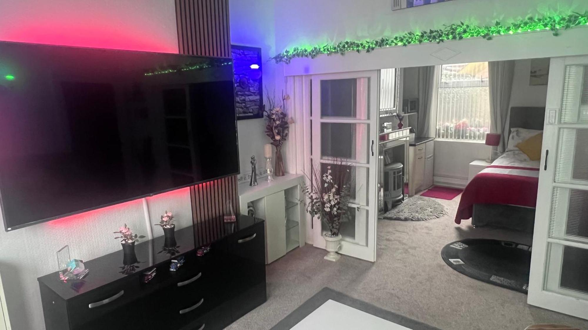 Victoria House - Self Catering Quiet Guesthouse - Adult Singles And Couples Only Blackpool Eksteriør billede