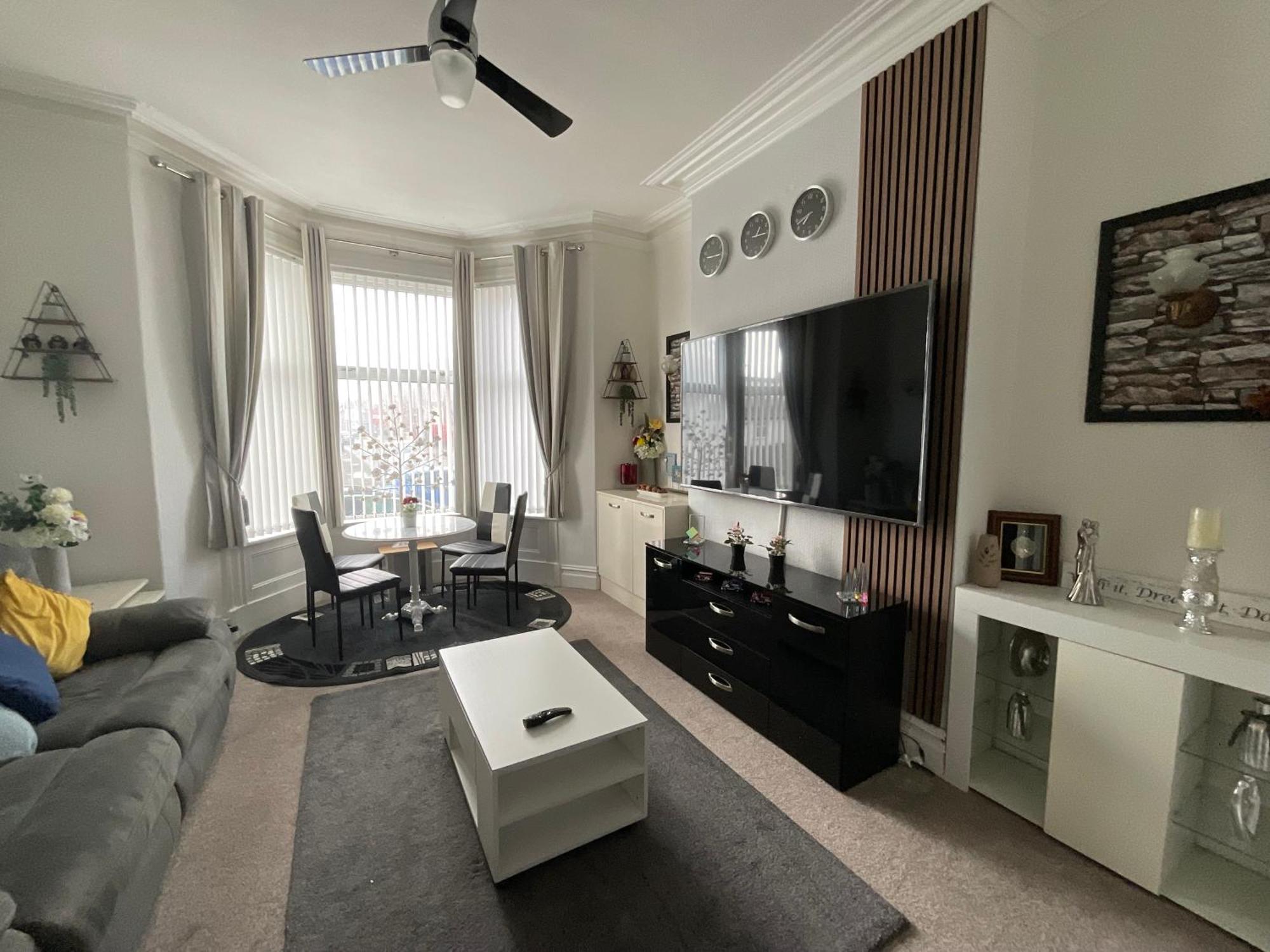 Victoria House - Self Catering Quiet Guesthouse - Adult Singles And Couples Only Blackpool Eksteriør billede