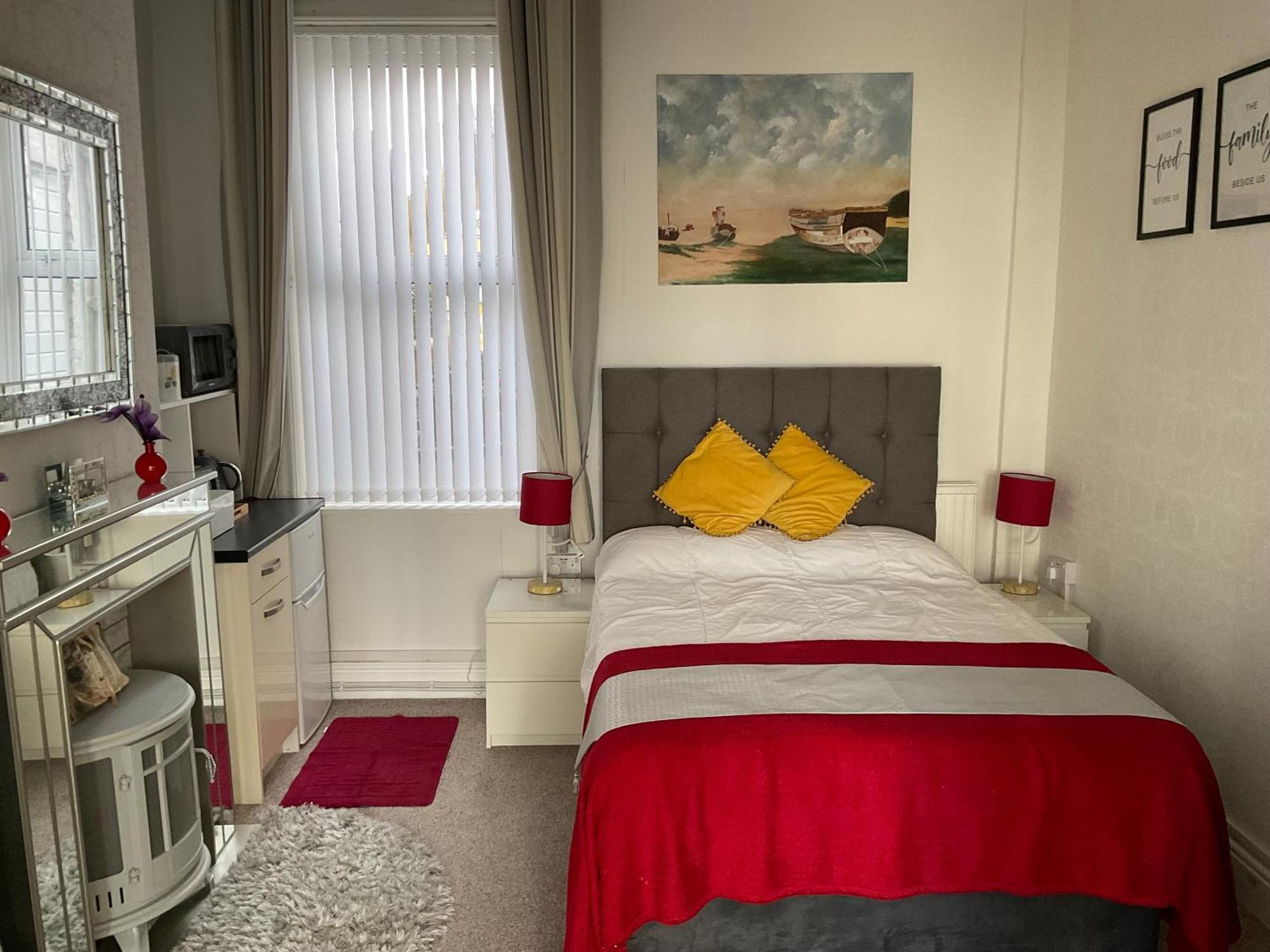 Victoria House - Self Catering Quiet Guesthouse - Adult Singles And Couples Only Blackpool Eksteriør billede