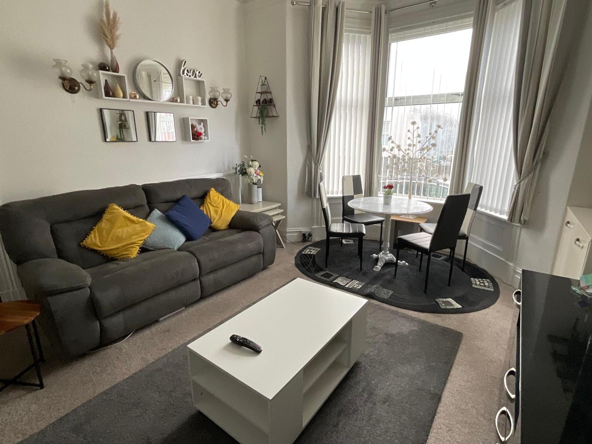 Victoria House - Self Catering Quiet Guesthouse - Adult Singles And Couples Only Blackpool Eksteriør billede