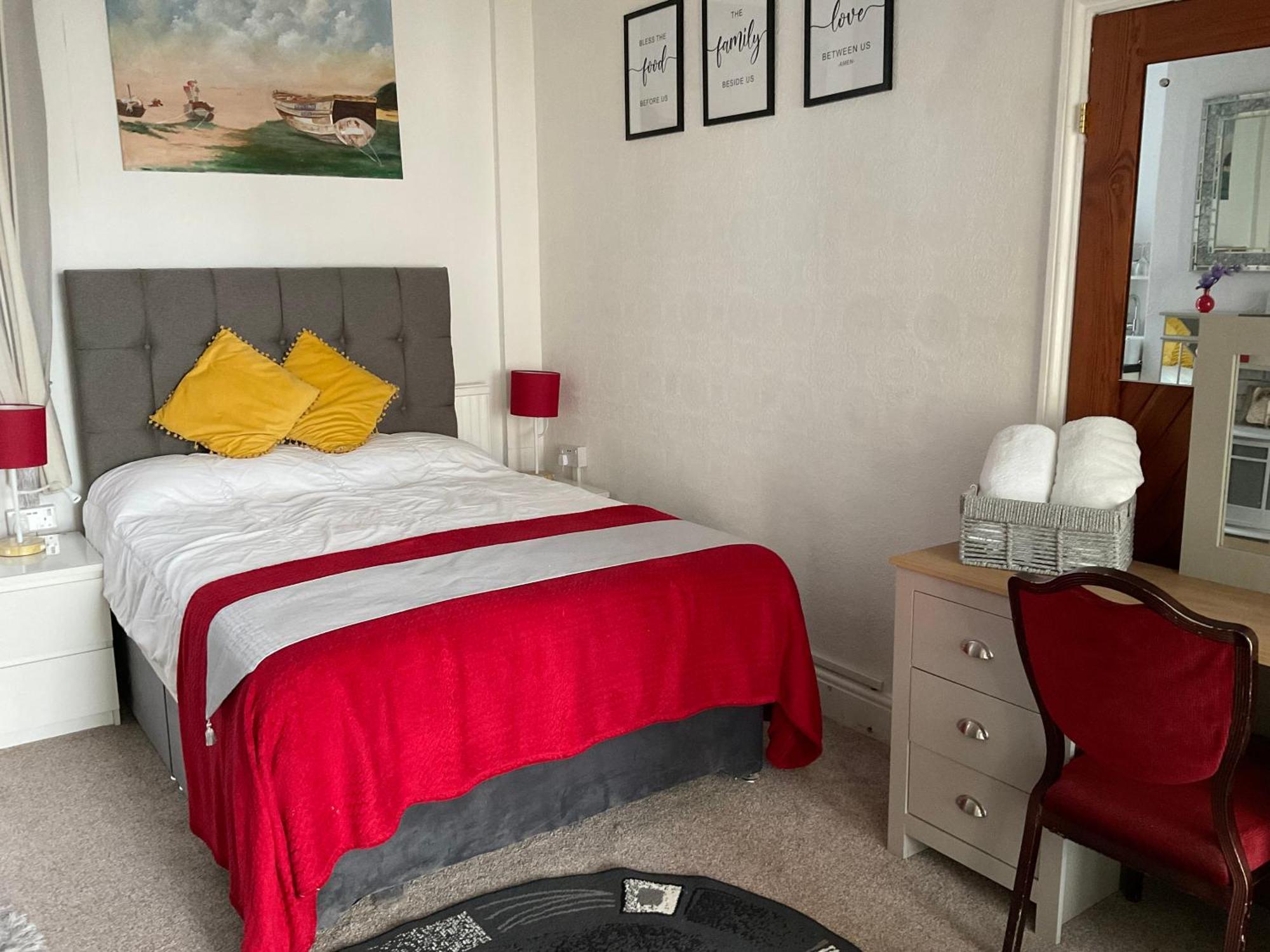 Victoria House - Self Catering Quiet Guesthouse - Adult Singles And Couples Only Blackpool Eksteriør billede