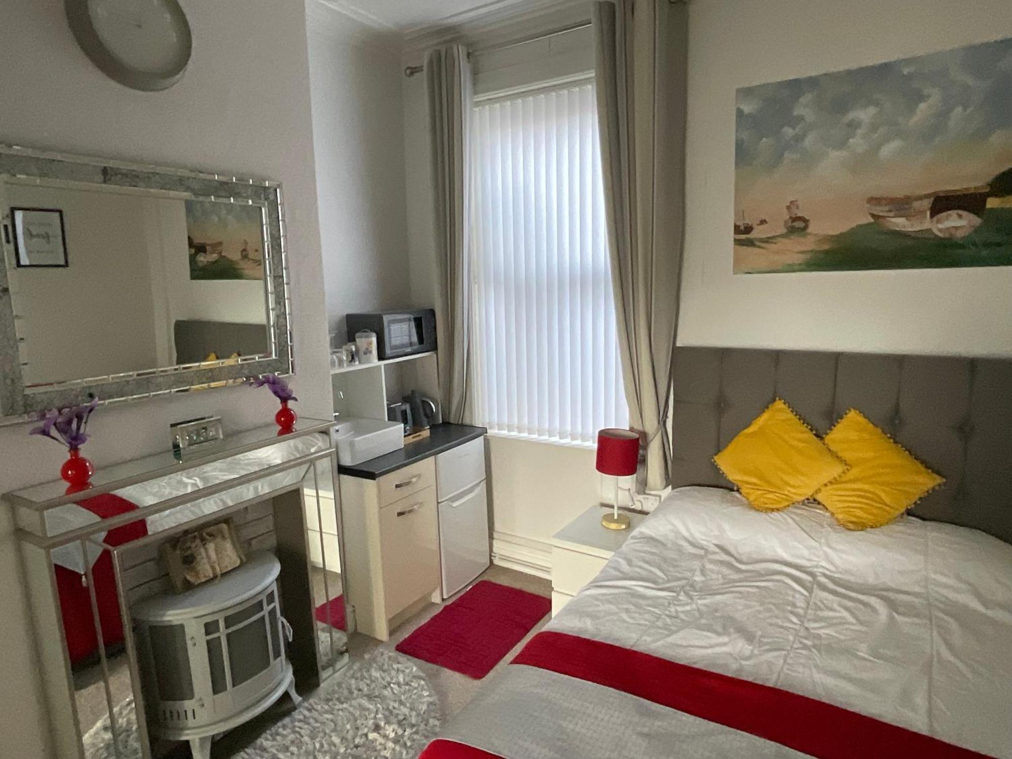 Victoria House - Self Catering Quiet Guesthouse - Adult Singles And Couples Only Blackpool Eksteriør billede