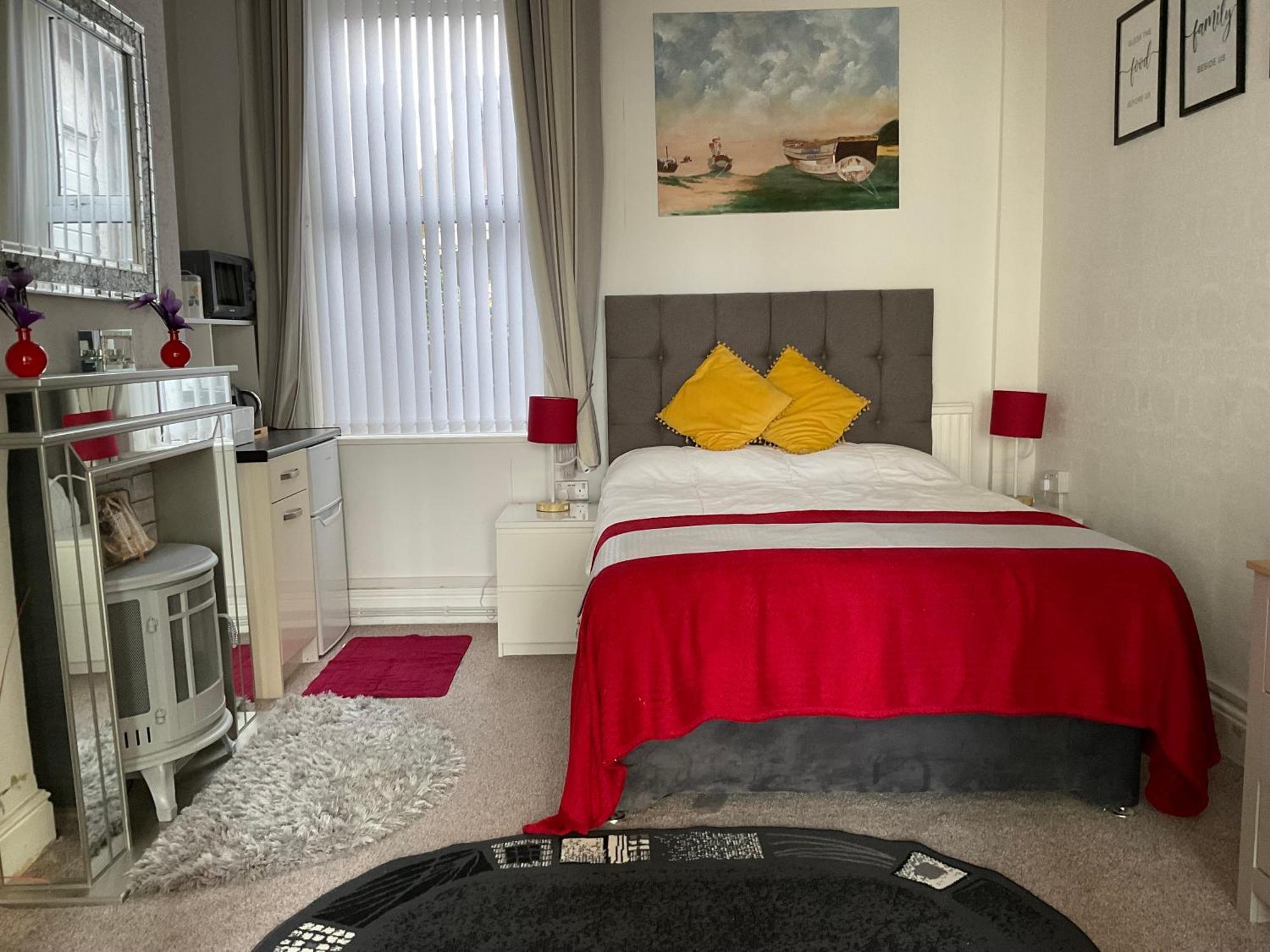 Victoria House - Self Catering Quiet Guesthouse - Adult Singles And Couples Only Blackpool Eksteriør billede