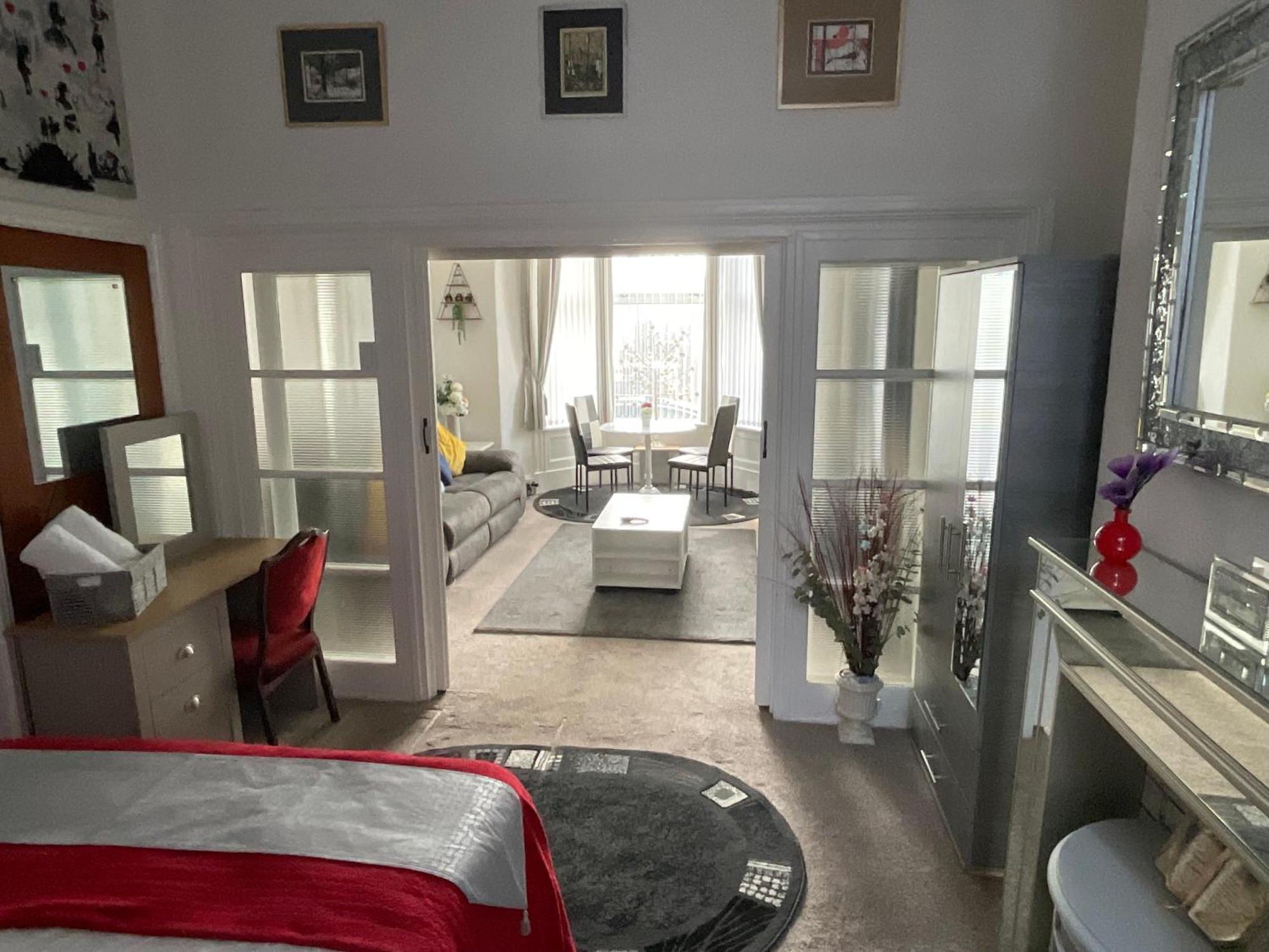Victoria House - Self Catering Quiet Guesthouse - Adult Singles And Couples Only Blackpool Eksteriør billede