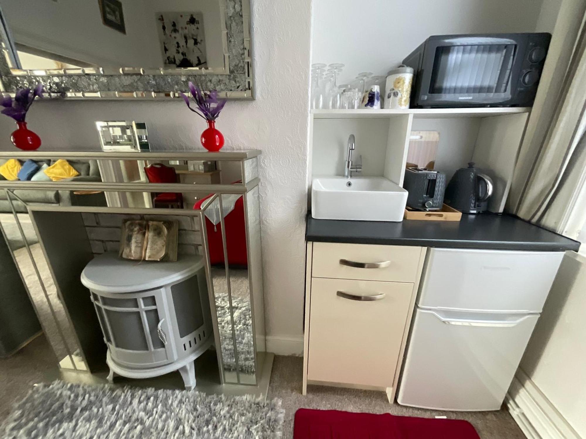 Victoria House - Self Catering Quiet Guesthouse - Adult Singles And Couples Only Blackpool Eksteriør billede