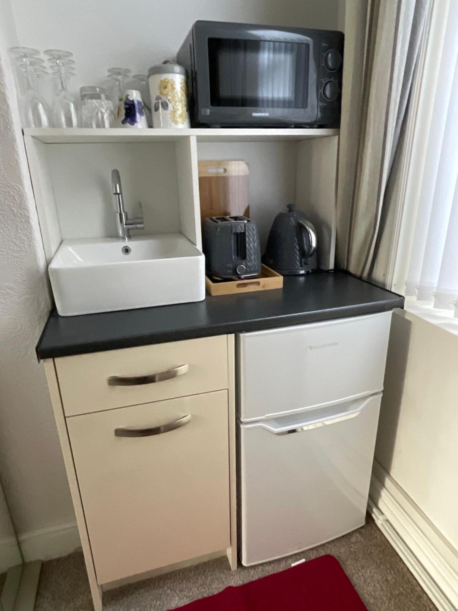 Victoria House - Self Catering Quiet Guesthouse - Adult Singles And Couples Only Blackpool Eksteriør billede