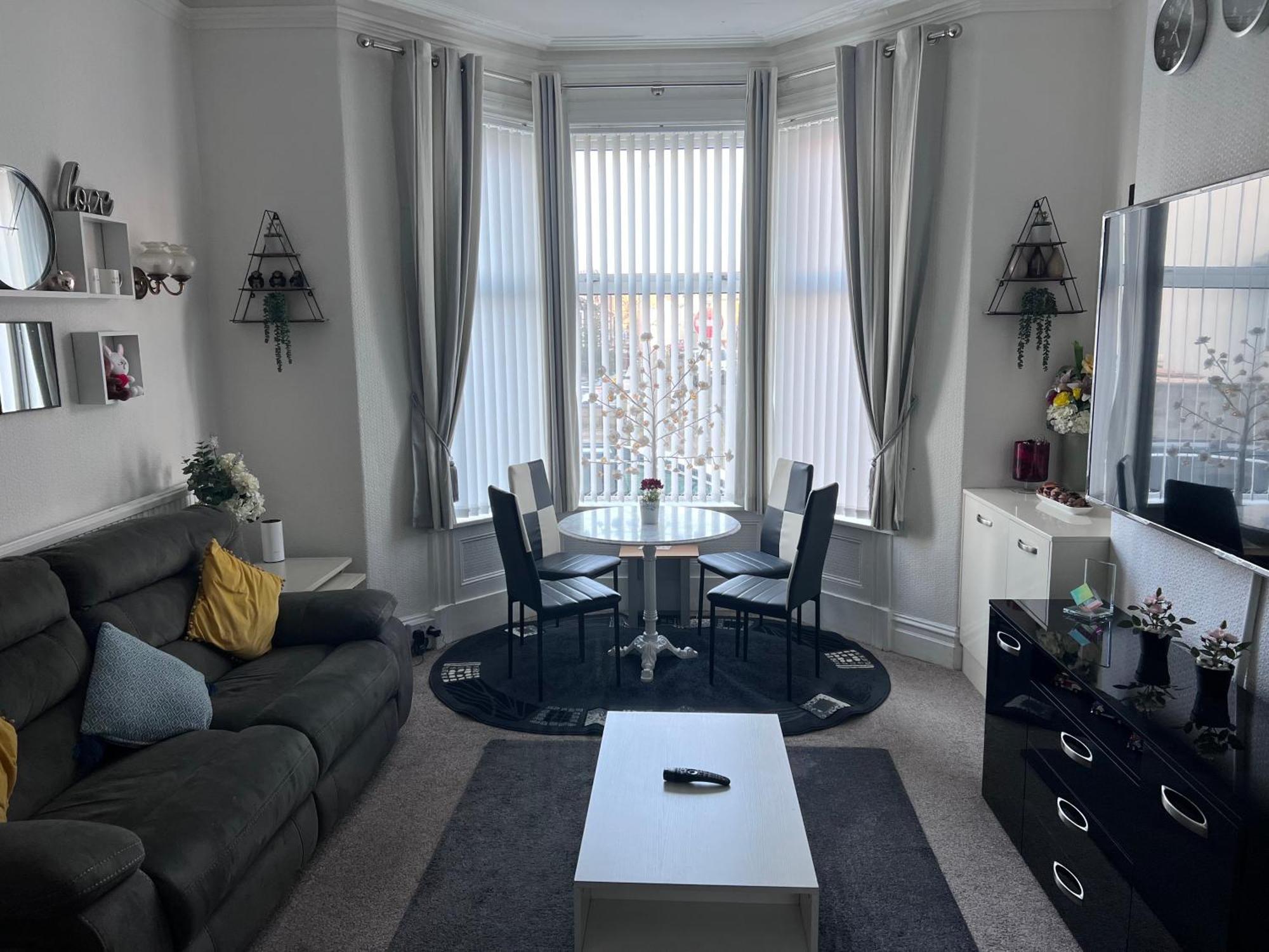 Victoria House - Self Catering Quiet Guesthouse - Adult Singles And Couples Only Blackpool Eksteriør billede