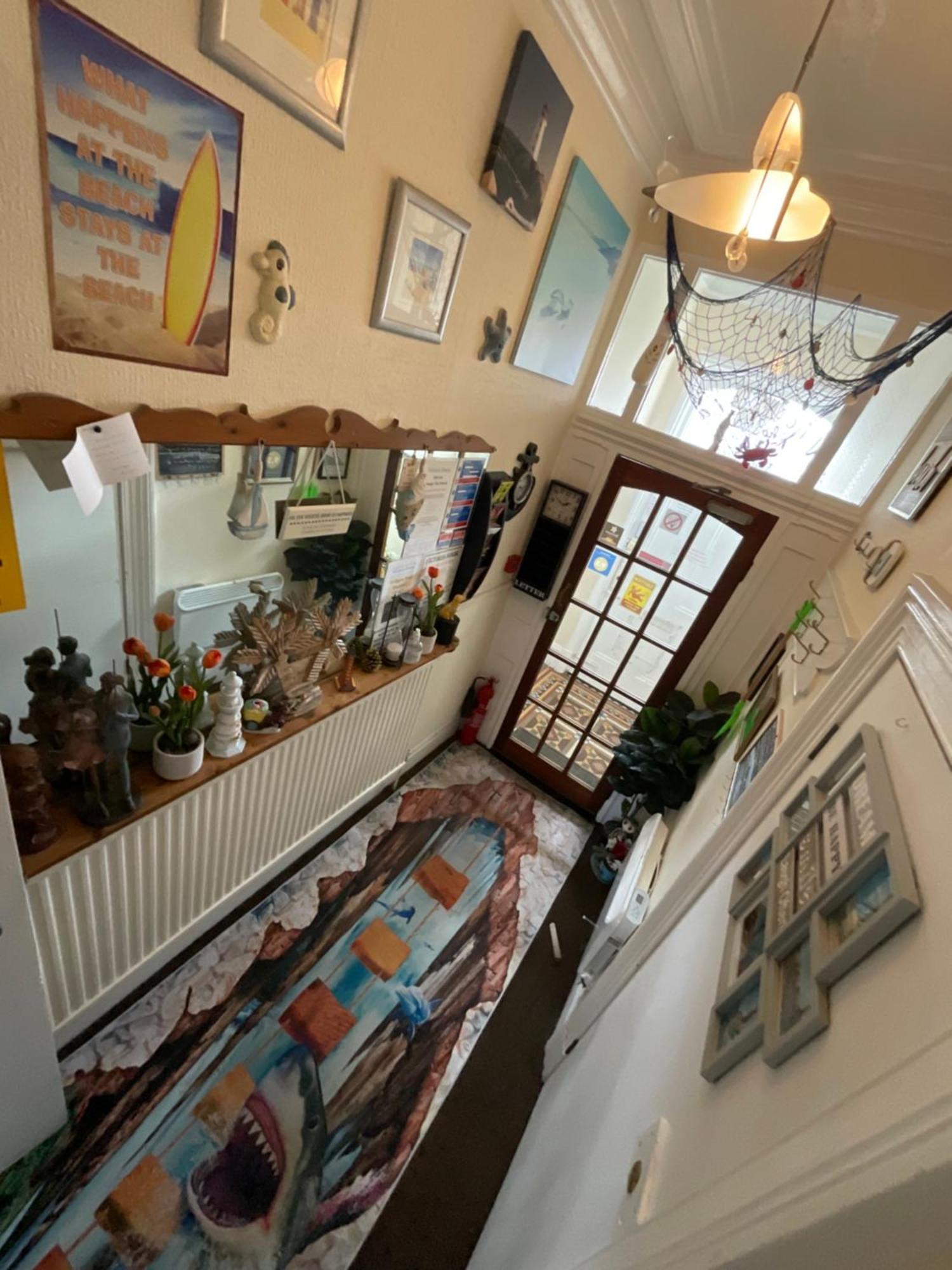 Victoria House - Self Catering Quiet Guesthouse - Adult Singles And Couples Only Blackpool Eksteriør billede