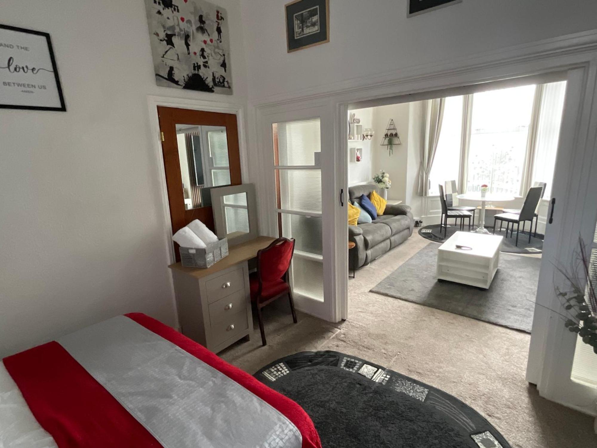 Victoria House - Self Catering Quiet Guesthouse - Adult Singles And Couples Only Blackpool Eksteriør billede