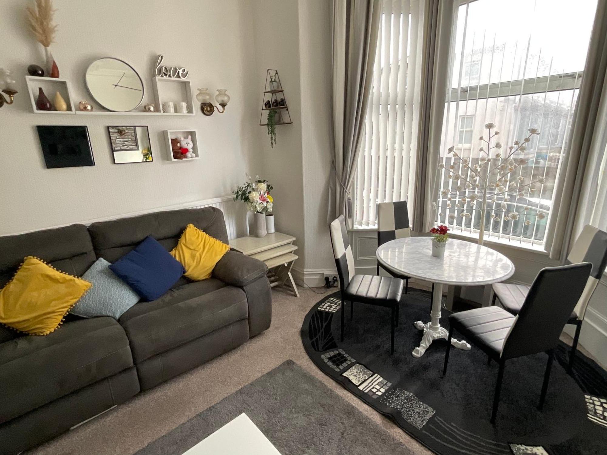 Victoria House - Self Catering Quiet Guesthouse - Adult Singles And Couples Only Blackpool Eksteriør billede