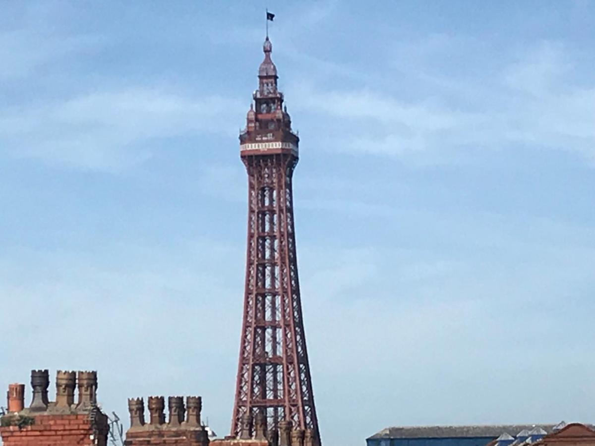 Victoria House - Self Catering Quiet Guesthouse - Adult Singles And Couples Only Blackpool Eksteriør billede