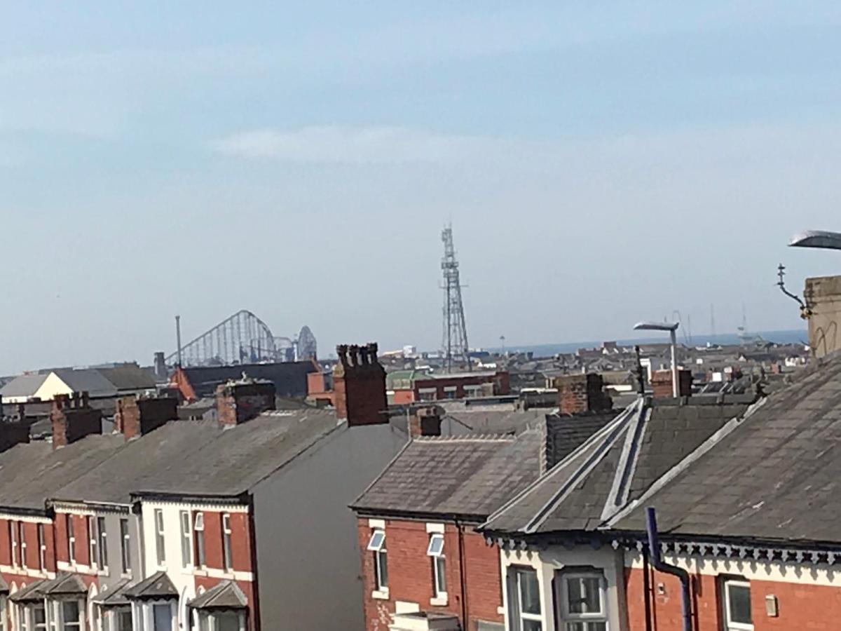 Victoria House - Self Catering Quiet Guesthouse - Adult Singles And Couples Only Blackpool Eksteriør billede