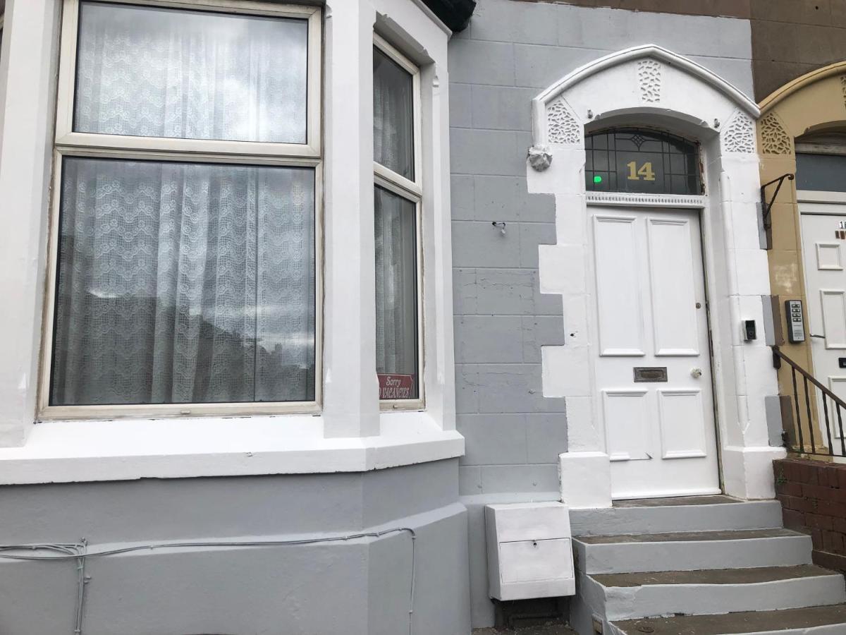 Victoria House - Self Catering Quiet Guesthouse - Adult Singles And Couples Only Blackpool Eksteriør billede